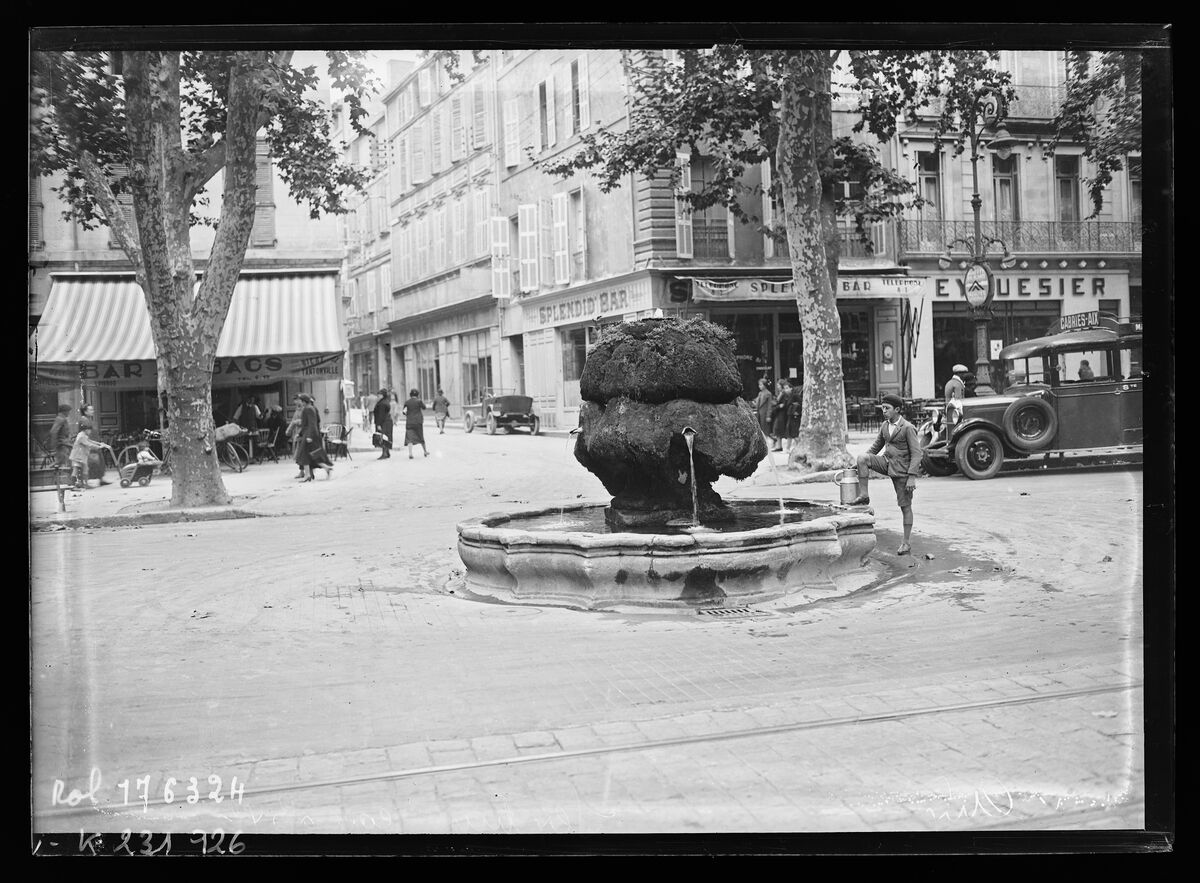 Aix[-en-Provence], Cours Sextius, eau à 34 degrés [i.e. fontaine moussue Cours Mirabeau] : [photographie de presse] / [Agence Rol]