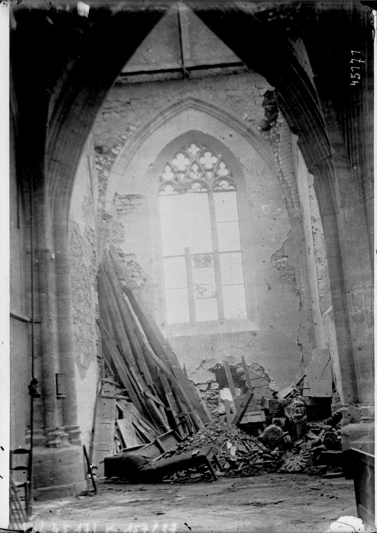 Pargny-sur-Saulx, intérieur de l'église [après un bombardement] : [photographie de presse] / [Agence Rol]