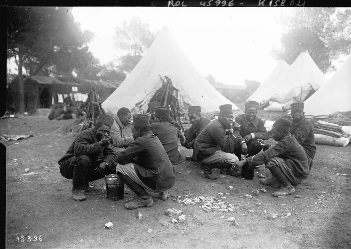9-12-15, camp des tirailleurs sénégalais à Fréjus [le repas au camp Robert ?] : [photographie de presse] / [Agence Rol]