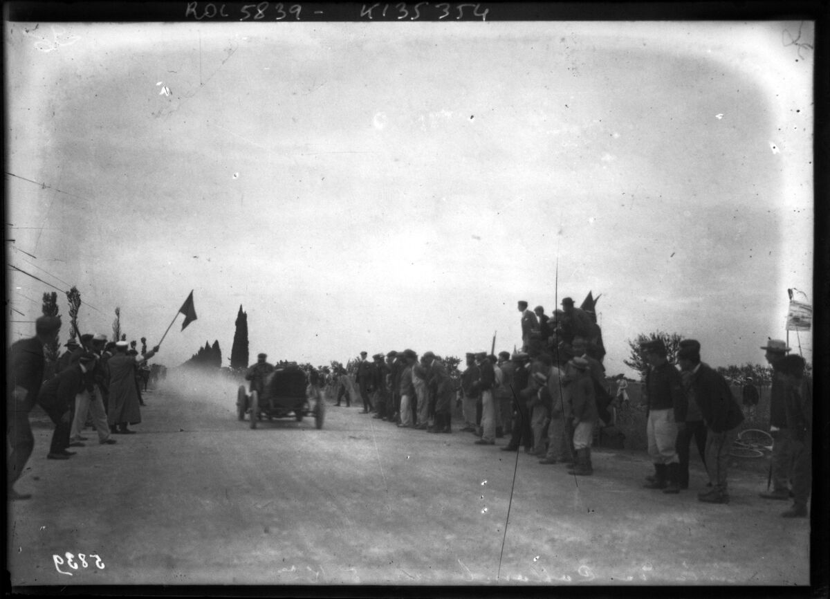 Arrivée de Collomb aux 5 km [meeting de Provence, route d'Arles à Salon, le 14 septembre 1905] : [photographie de presse] / [Agence Rol]