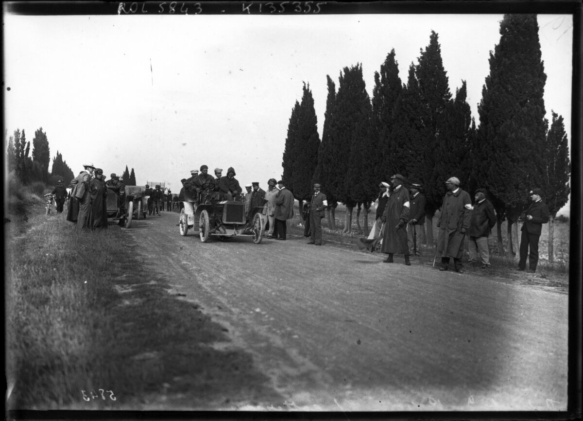 Départ de Rivierre [ou Rivière] sur Cottereau [meeting de Provence, route d'Arles à Salon, le 14 septembre 1905] : [photographie de presse] / [Agence Rol]