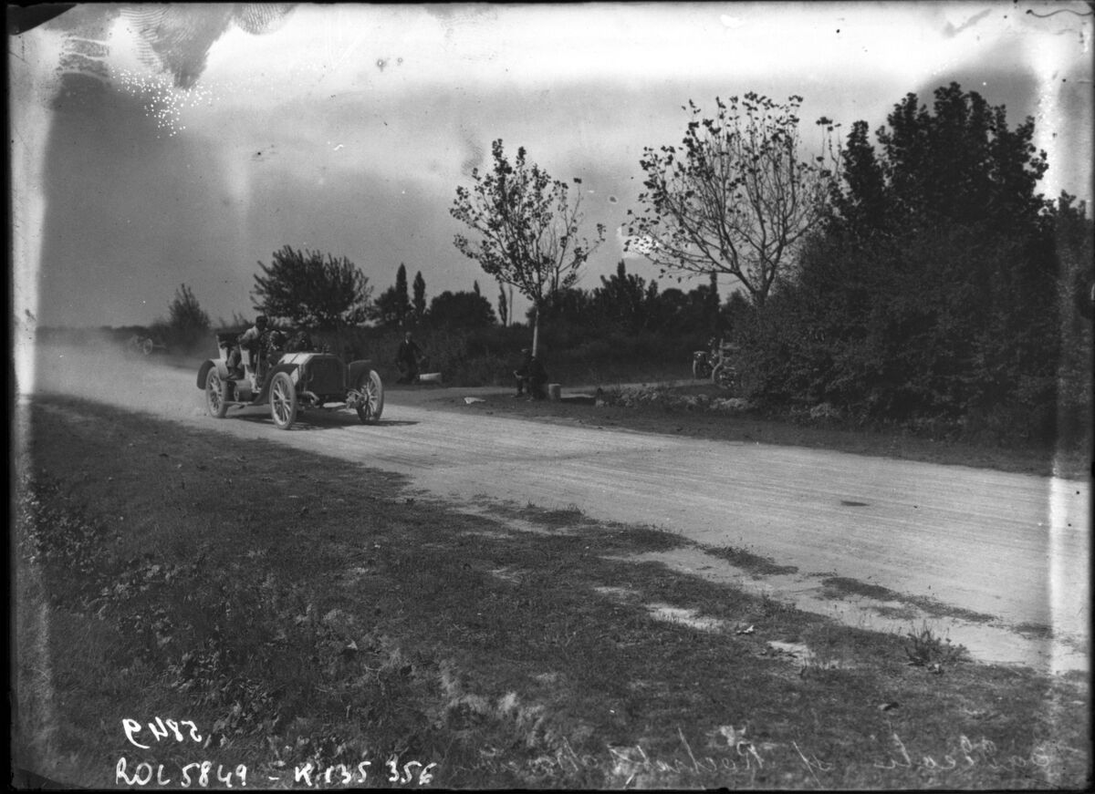 Toddeoli sur Rochet-Schneider, Salon 1906 [course automobile et motocycliste] : [photographie de presse] / [Agence Rol]