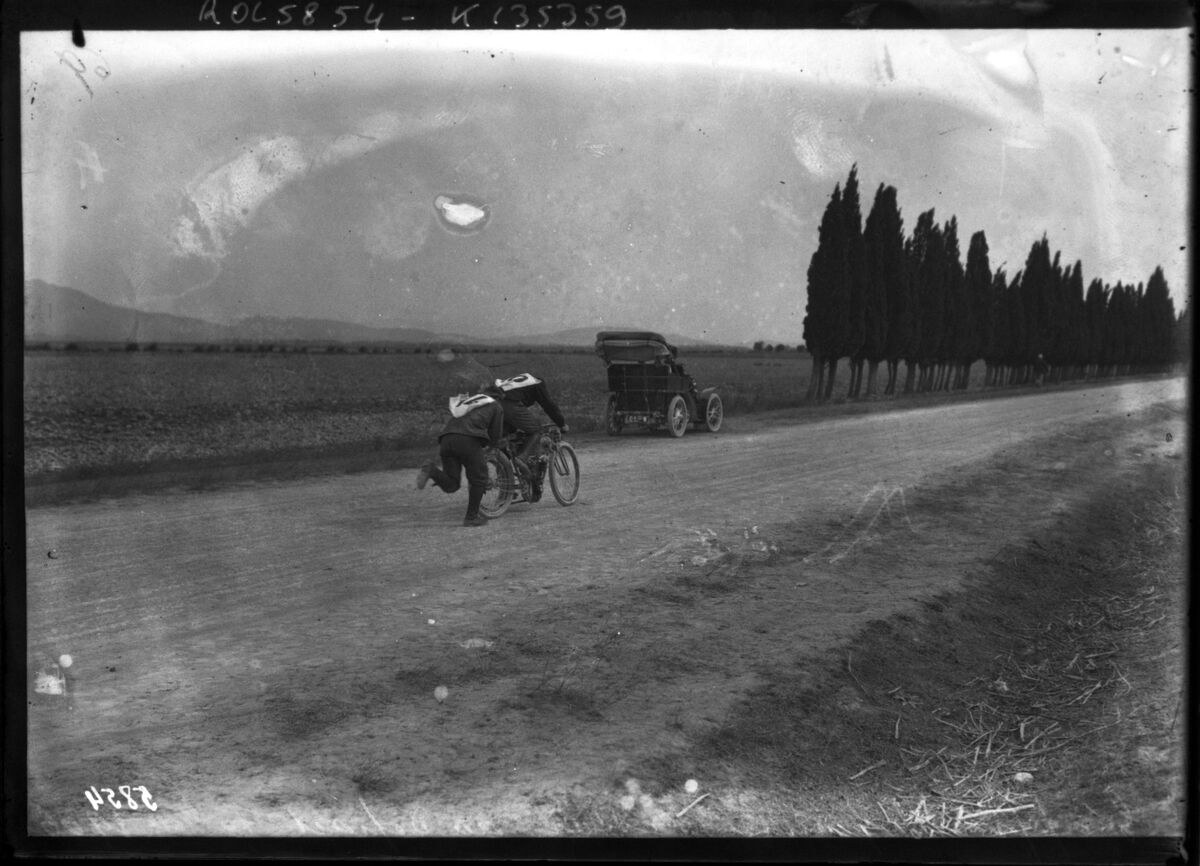 Guippone pousse Cissac au départ, Salon [18 septembre] 1906 [course motocycliste] : [photographie de presse] / [Agence Rol]