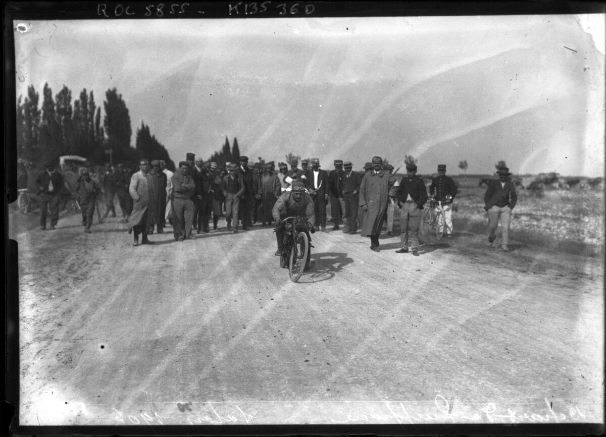 Départ de Guippone, Salon [18 septembre] 1906 [course motocycliste] : [photographie de presse] / [Agence Rol]