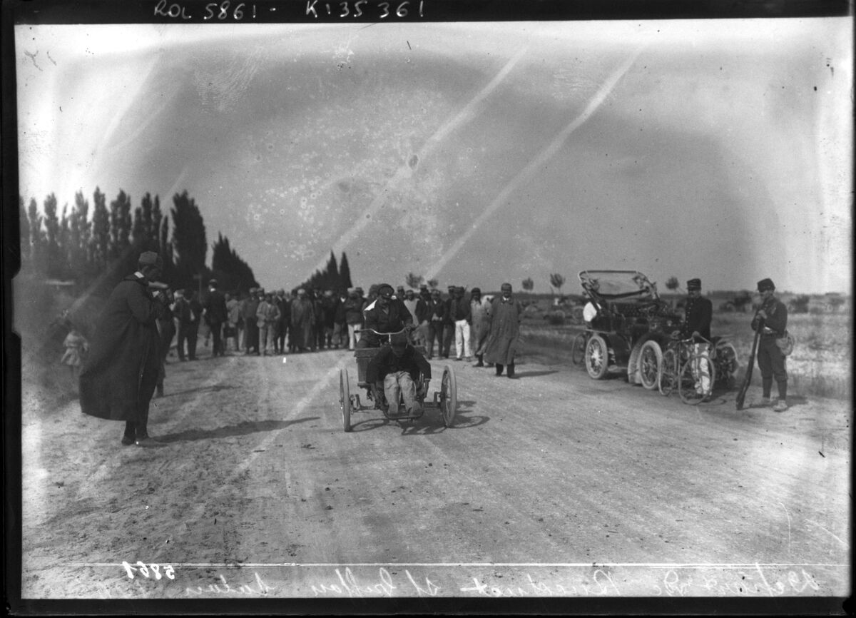 Départ de Bucquet sur Griffon ["auto-moto"] Salon 1906 [course automobile et motocycliste] : [photographie de presse] / [Agence Rol]