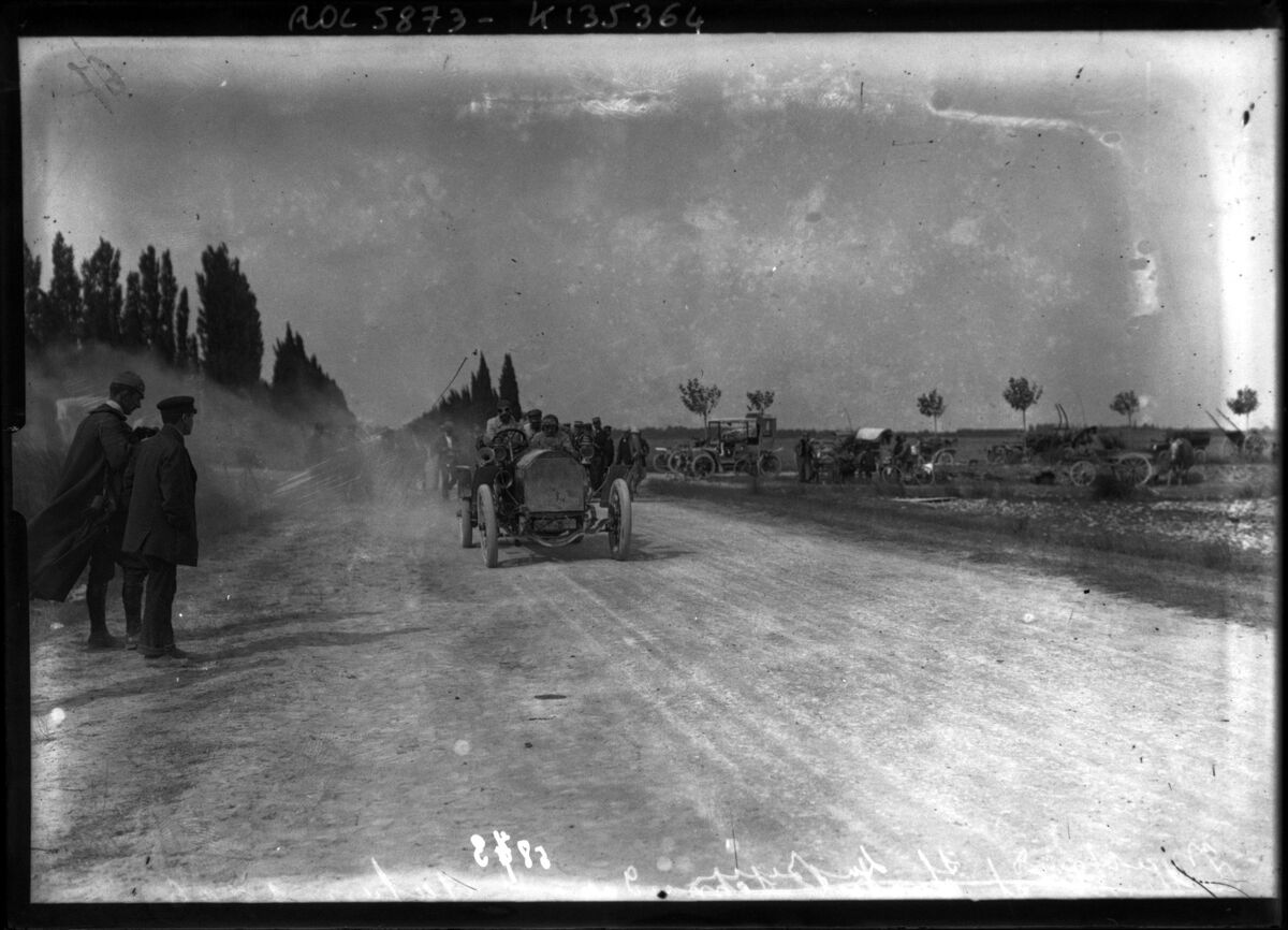Mottard [en automobile] sur La Buire, Salon 1906 [course automobile et motocycliste] : [photographie de presse] / [Agence Rol]