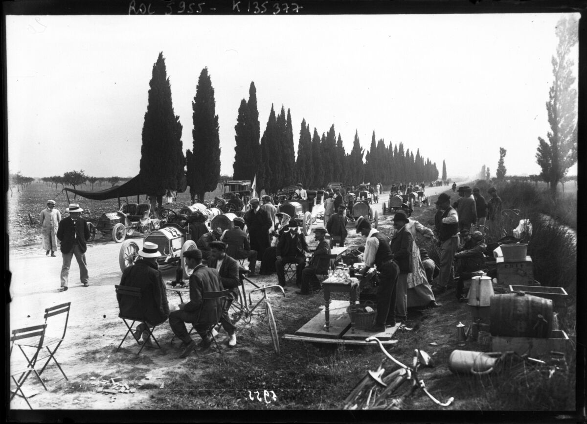 Salon[-de-Provence, 10 septembre] 1908, vue générale [course automobile, avant le départ] : [photographie de presse] / [Agence Rol]