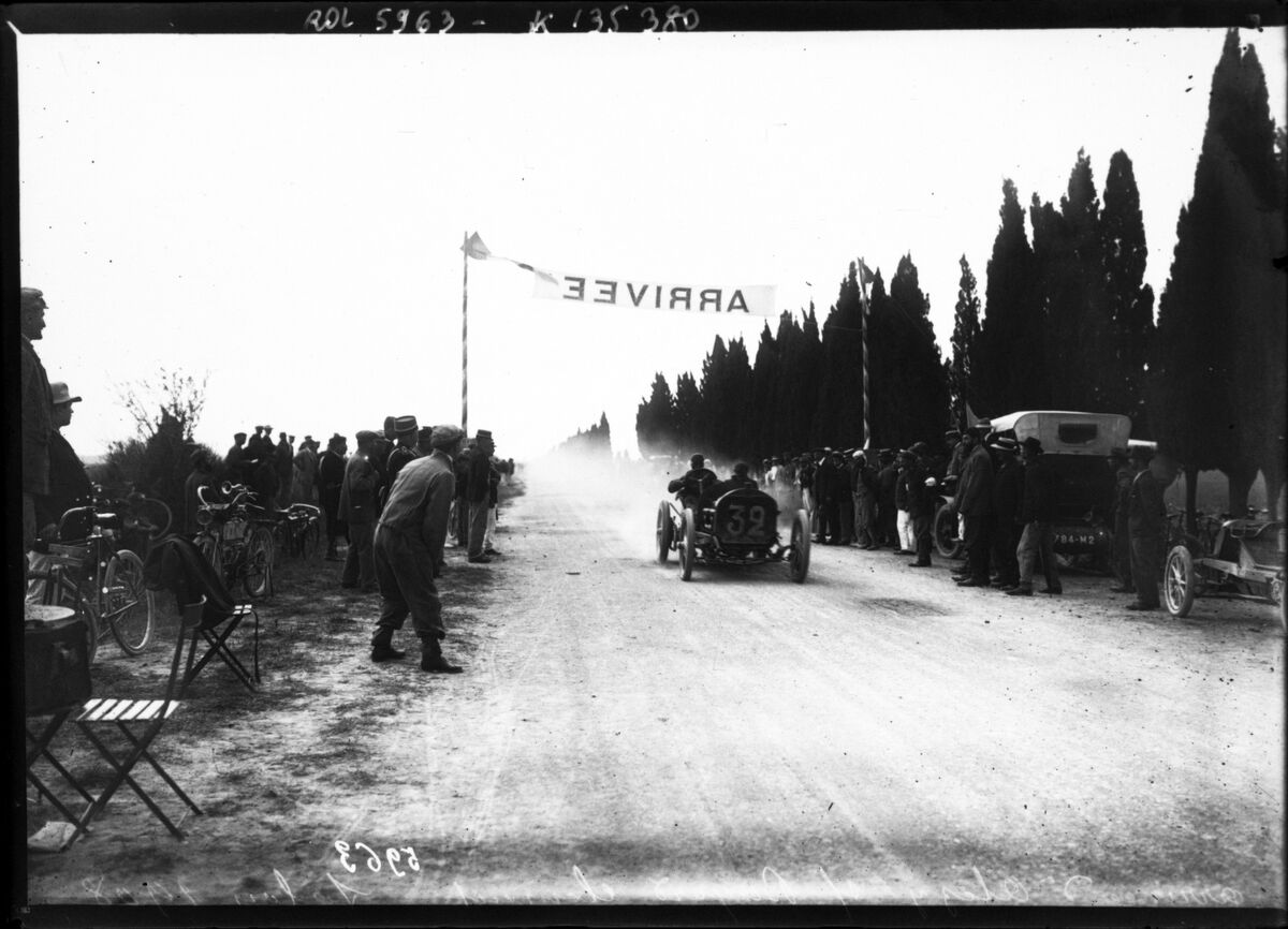 Arrivée d'Alezy sur Bayard-Clément, Salon 1908 [course automobile, 10 septembre] : [photographie de presse] / [Agence Rol]