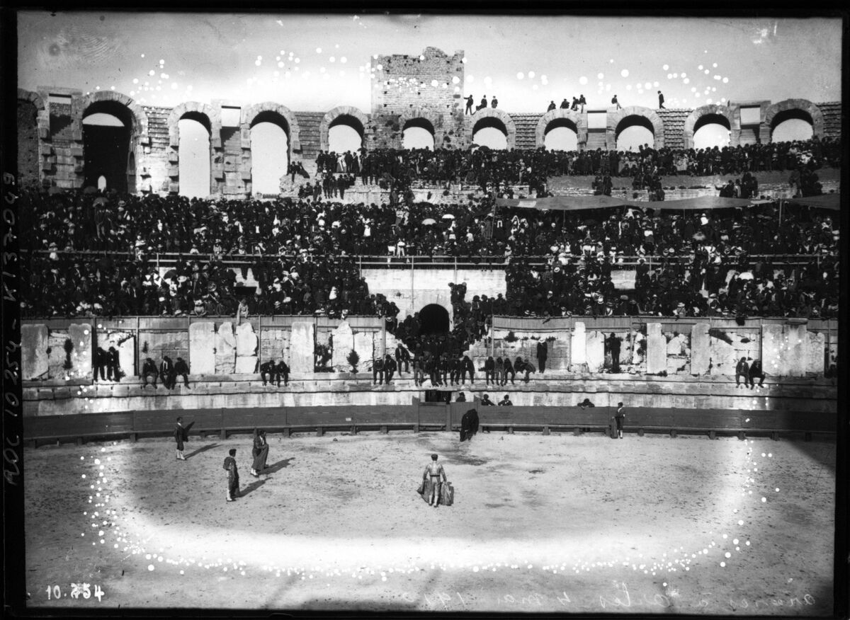 Arènes à Arles, 4 mai 1910 [une corrida] : [photographie de presse] / [Agence Rol]