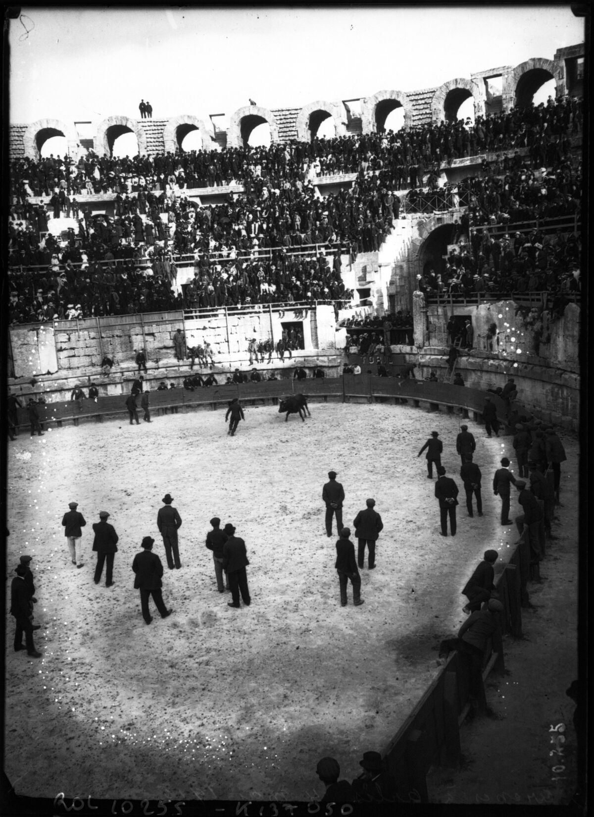 Arènes à Arles, 4 mai 1910 [une corrida] : [photographie de presse] / [Agence Rol]