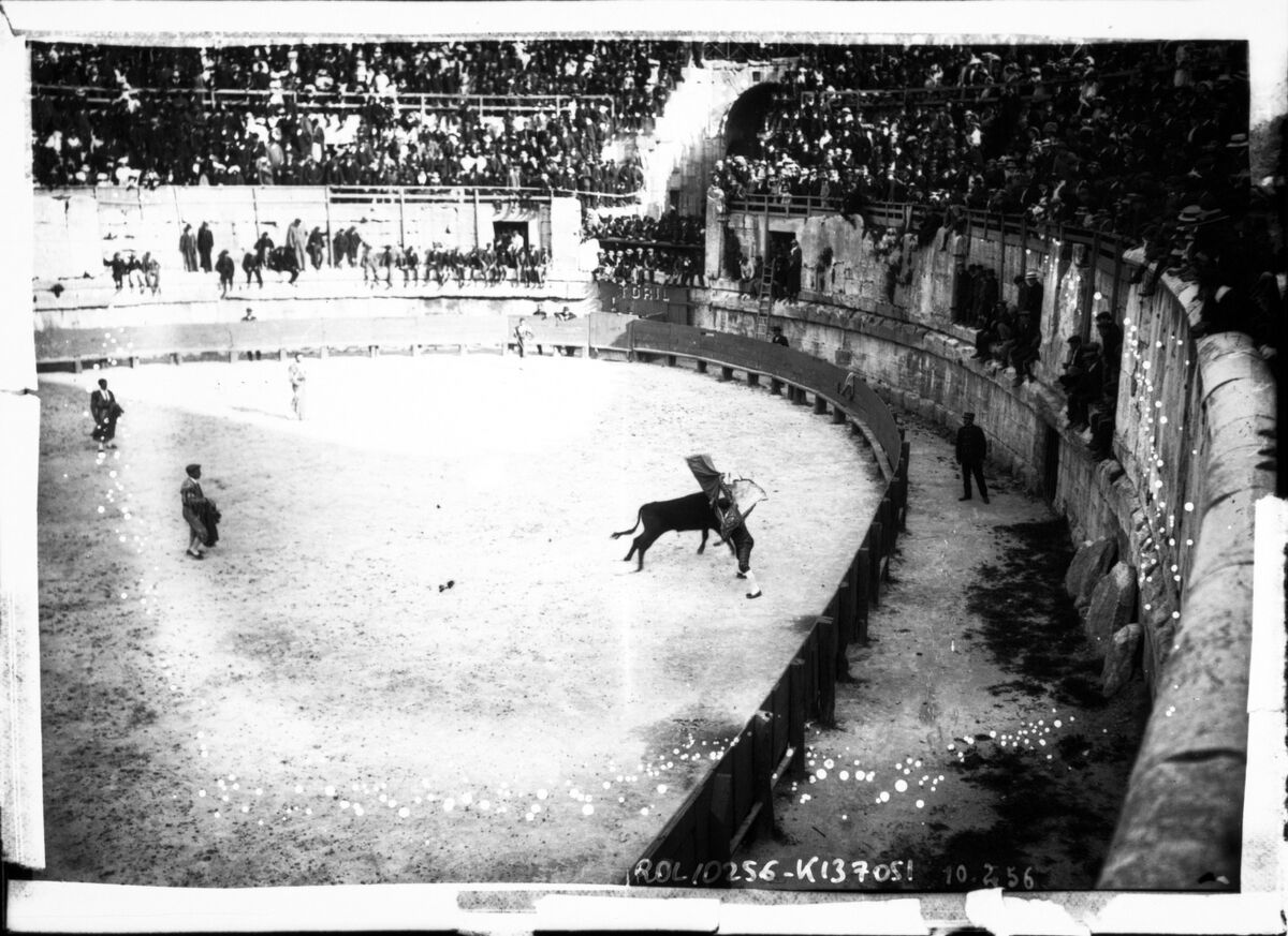 Arènes à Arles, 4 mai 1910 [une corrida] : [photographie de presse] / [Agence Rol]