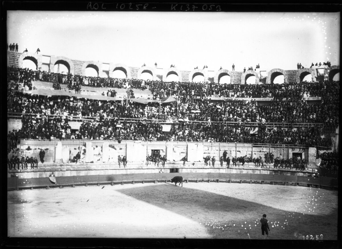 Arènes à Arles, 4 mai 1910 [une corrida] : [photographie de presse] / [Agence Rol]