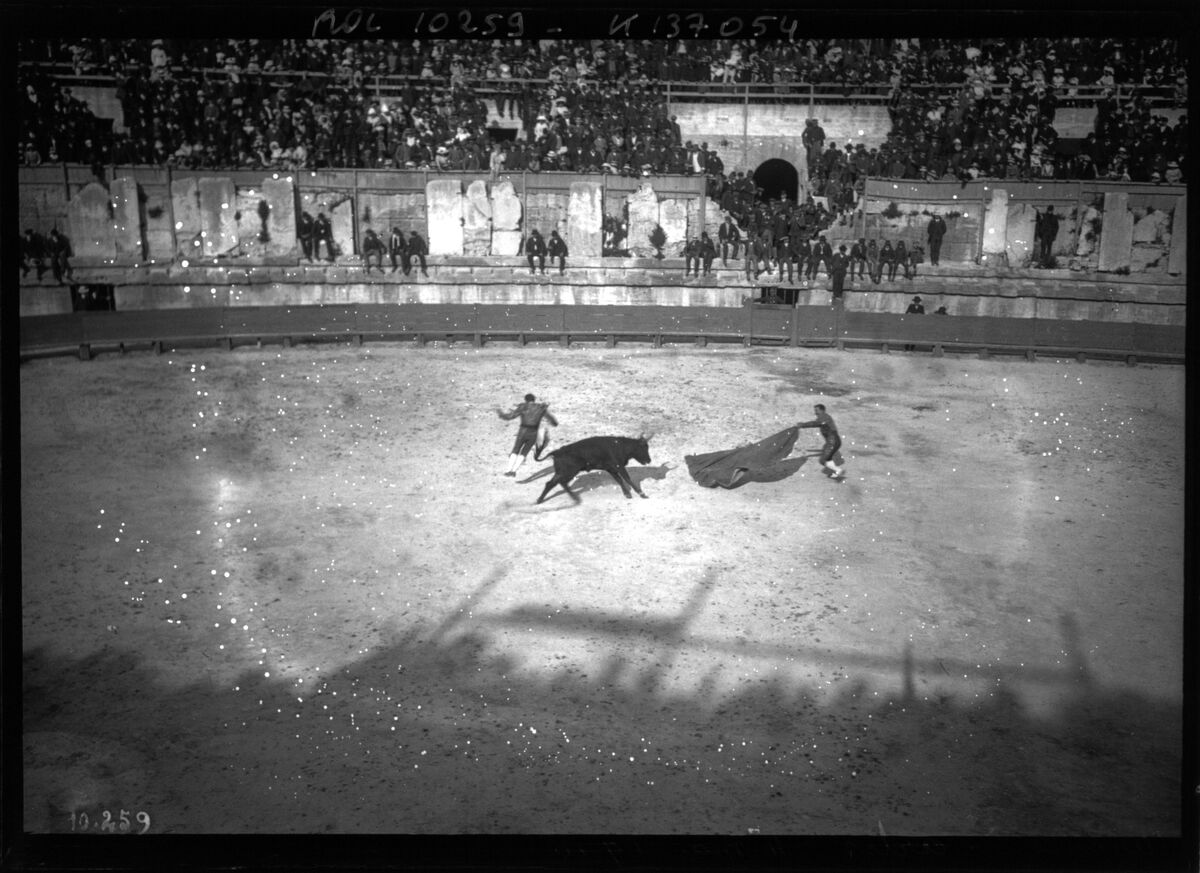 Arènes à Arles, 4 mai 1910 [une corrida] : [photographie de presse] / [Agence Rol]