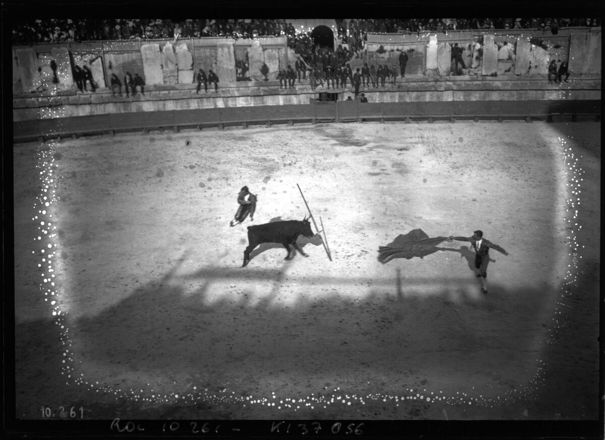 Arènes à Arles, 4 mai 1910 [une corrida] : [photographie de presse] / [Agence Rol]