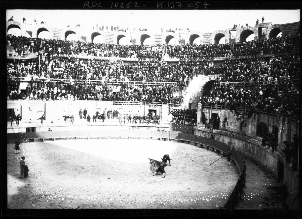 Arènes à Arles, 4 mai 1910 [une corrida] : [photographie de presse] / [Agence Rol]