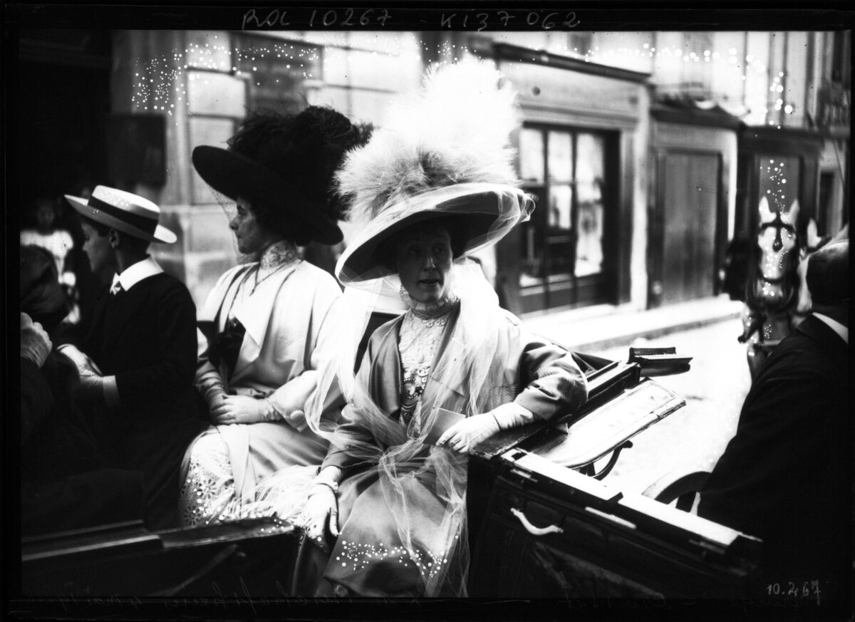 Mariage de Croisset, madame Bischoffsheim, 4 mai 1910 : [photographie de presse] / [Agence Rol]