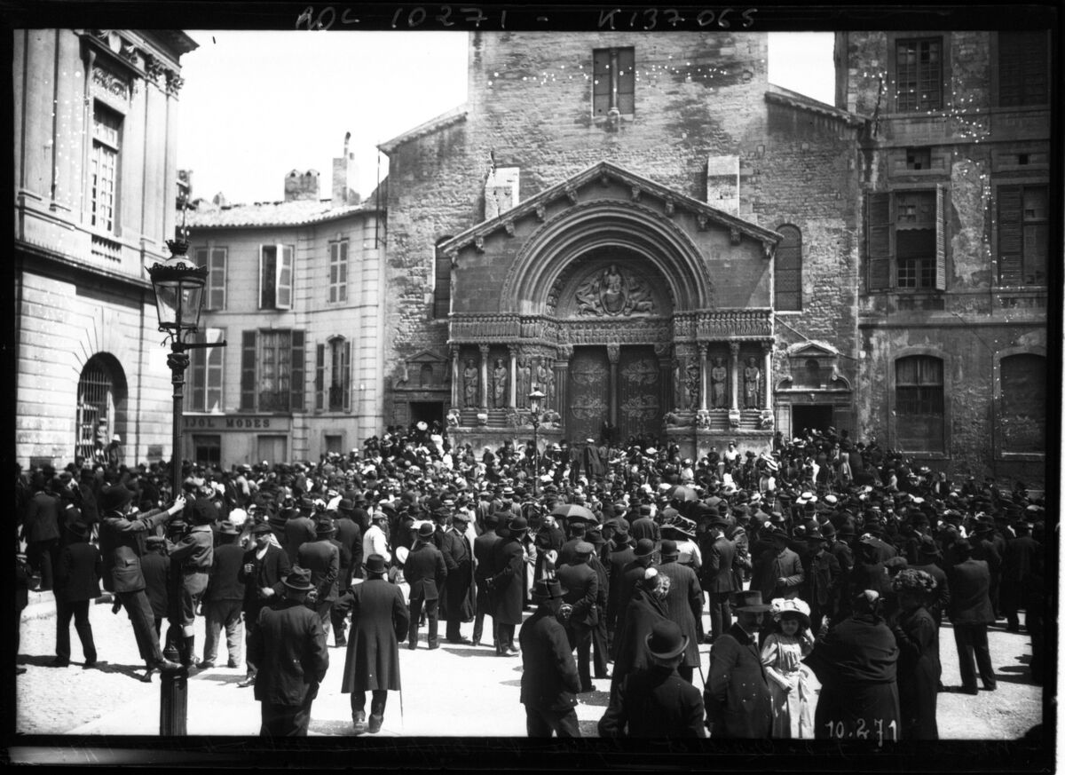 Mariage Francis de Croisset, église Saint-Trophime, Arles, 4 mai 1910 [la foule devant l'église] : [photographie de presse] / [Agence Rol]