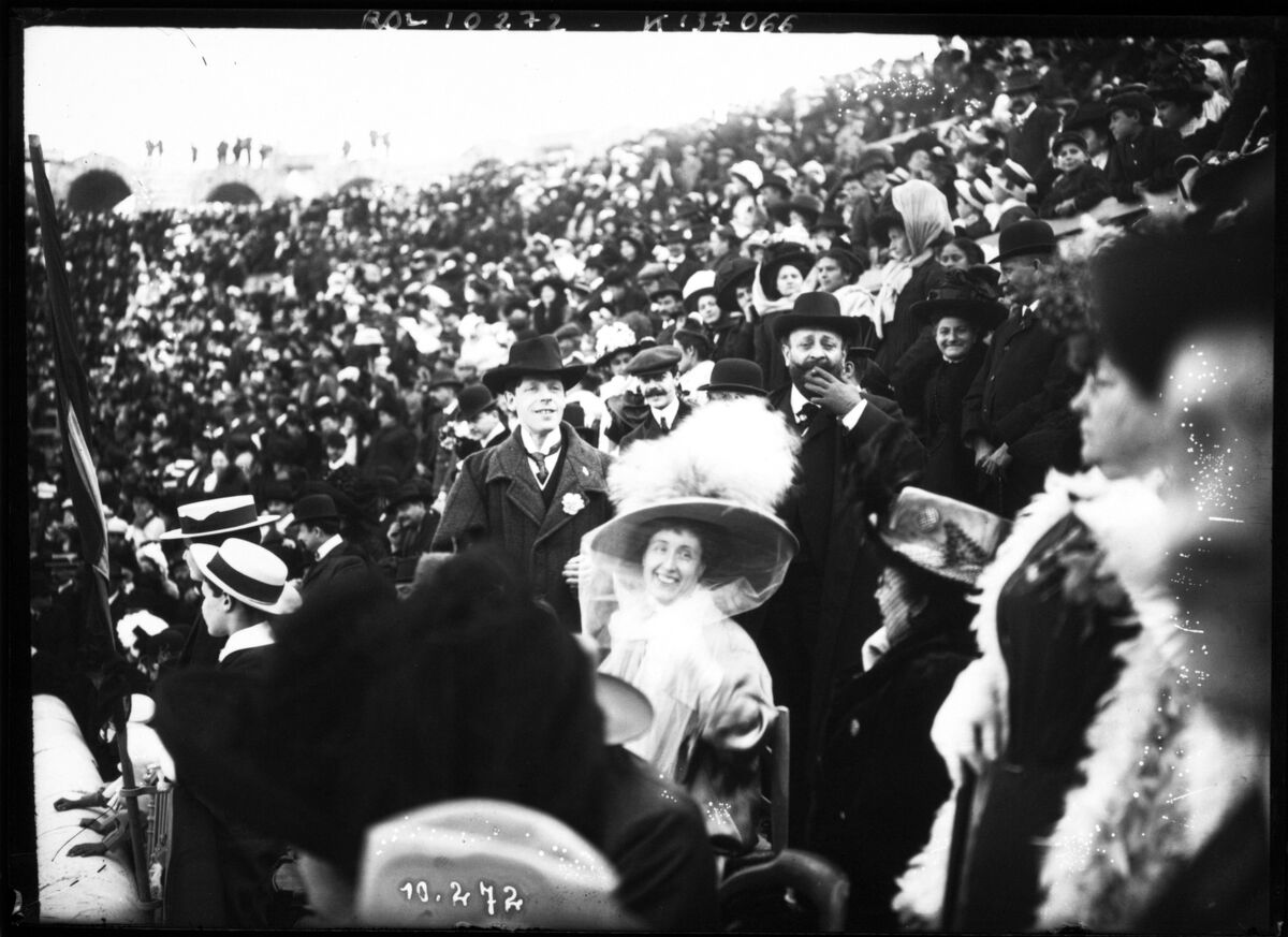 Mariage Francis de Croisset-Bischoffsheim, 4 mai 1910, Arles [foule entourant le jeune couple] : [photographie de presse] / [Agence Rol]