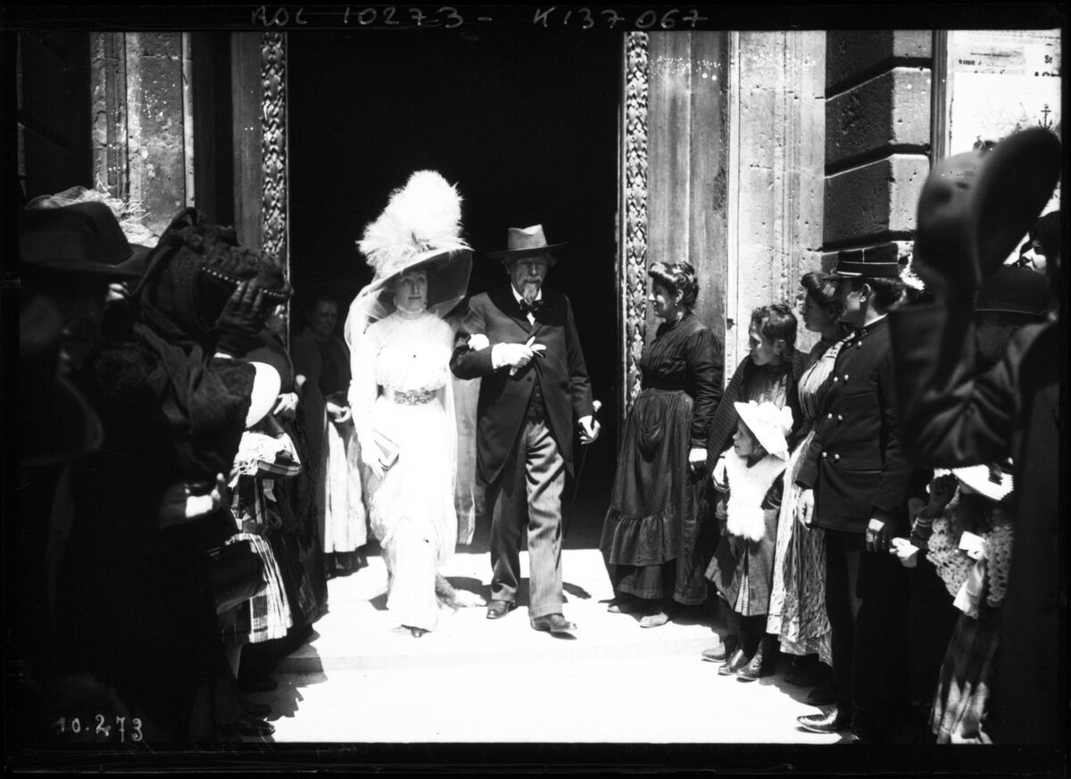 Mariage Francis de Croisset-Bischoffsheim, 4 mai 1910, [Arles, la mariée au bras de Frédéric Mistral, passant entre une haie de jeunes gens en costumes arlésiens] : [photographie de presse] / [Agence Rol]
