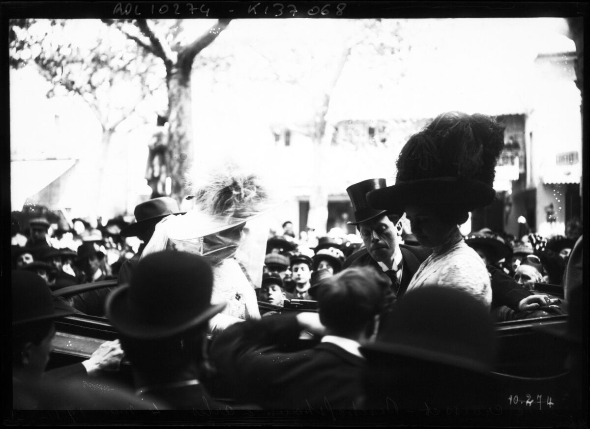[Mariage] Francis de Croisset-Bischoffsheim, à Arles, 4 mai 1910 [le jeune couple entouré par la foule] : [photographie de presse] / [Agence Rol]