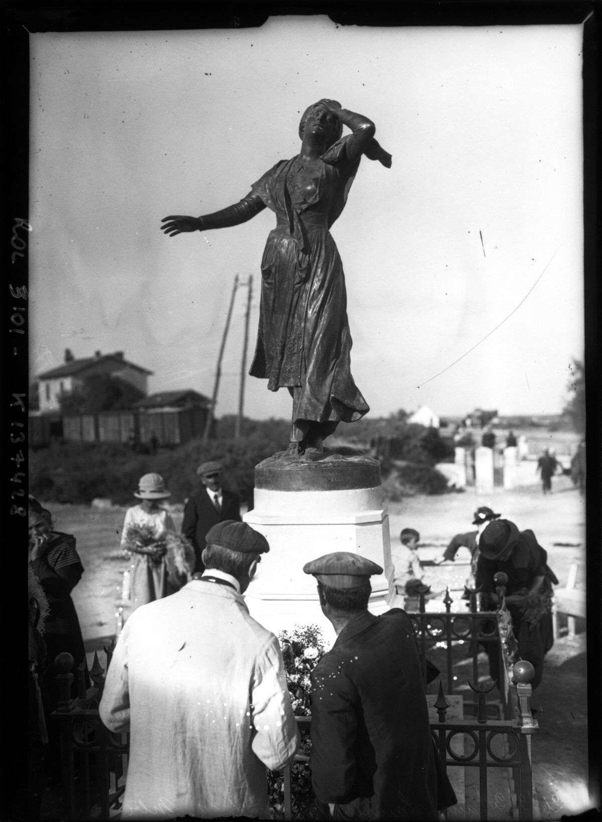26/9/1920, aux Saintes Maries de la Mer, inauguration d'une statue de Mireille : [photographie de presse] / [Agence Rol]