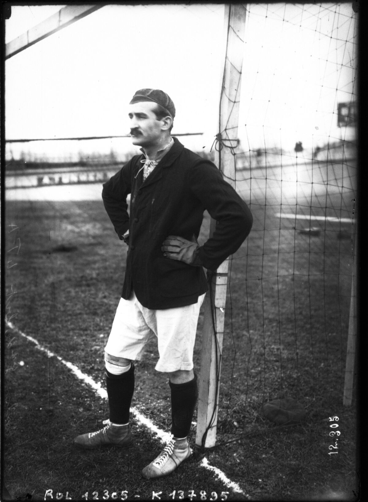 Henri Coulon, gardien des buts L.F.A, 26-12-10 : [photographie de presse] / [Agence Rol]