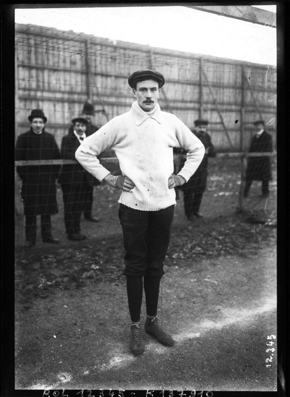 Le gardien de but du Red Star A. C. [Woolley] : [photographie de presse] / [Agence Rol]