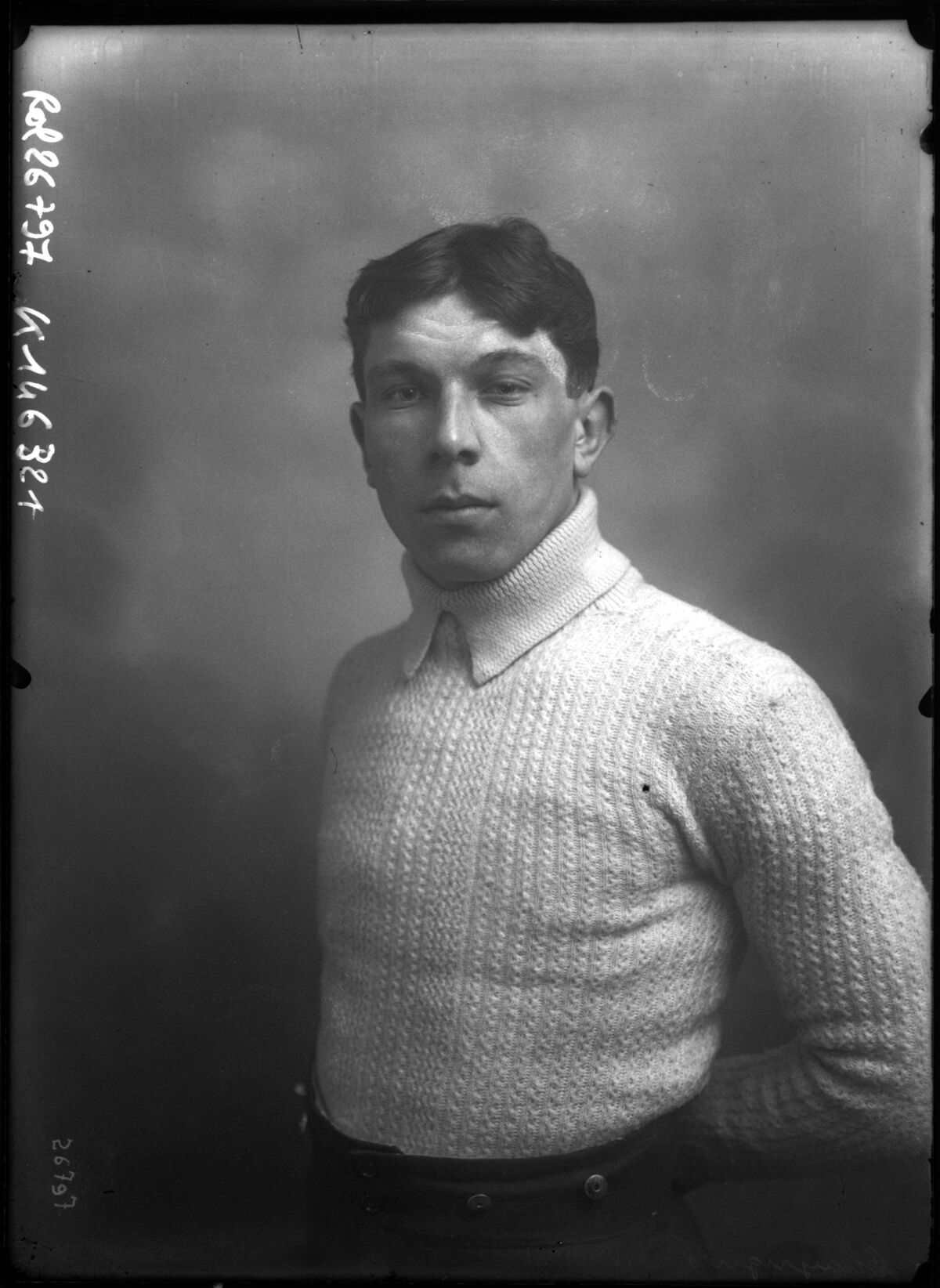 Chayriguès [portrait du gardien de but de football] : [photographie de presse] / [Agence Rol]