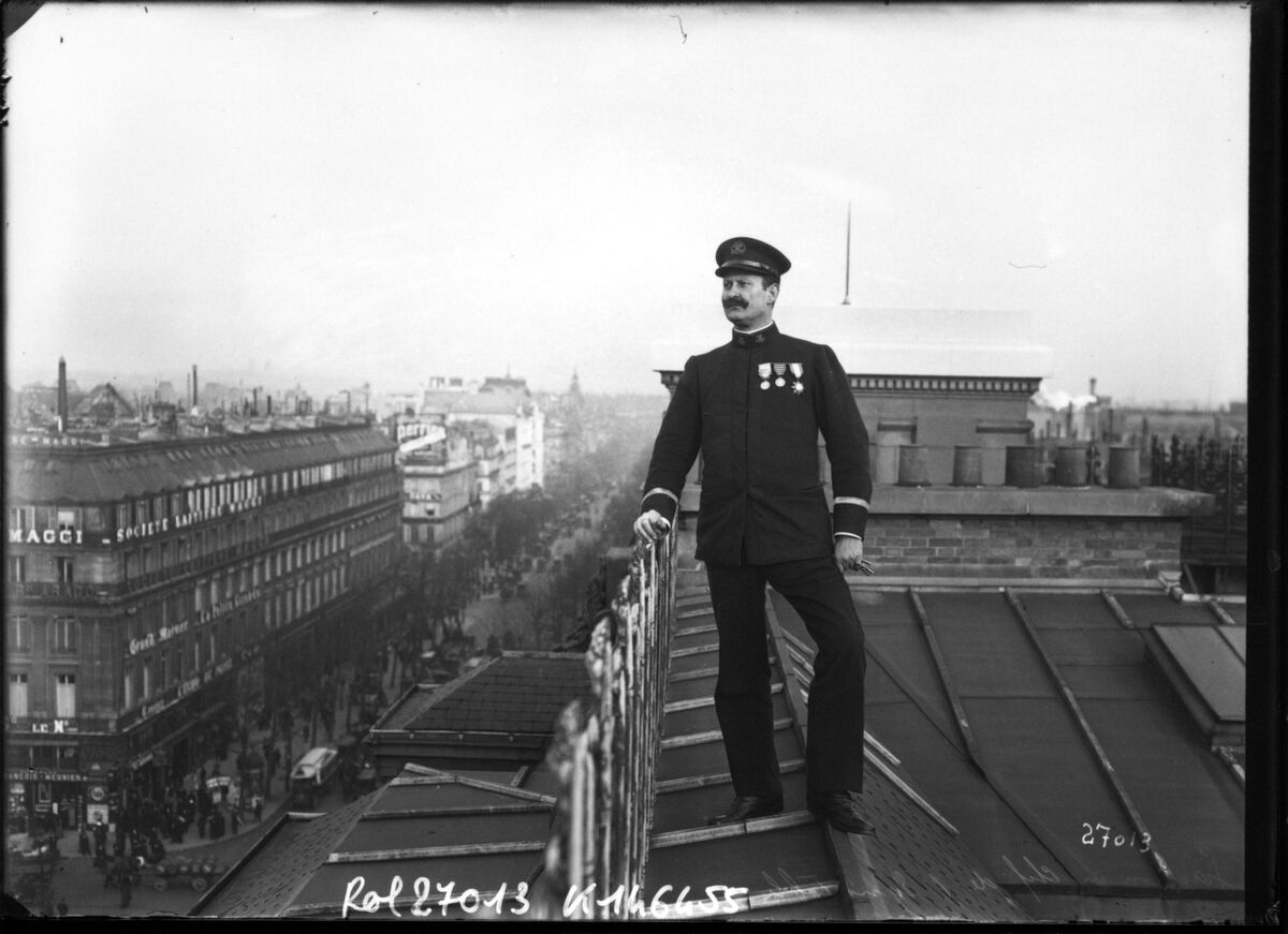 Gardien en chef de l'Equitable [portrait d'un homme en uniforme sur un toit avec la vue d'une rue en contre-bas] : [photographie de presse] / [Agence Rol]