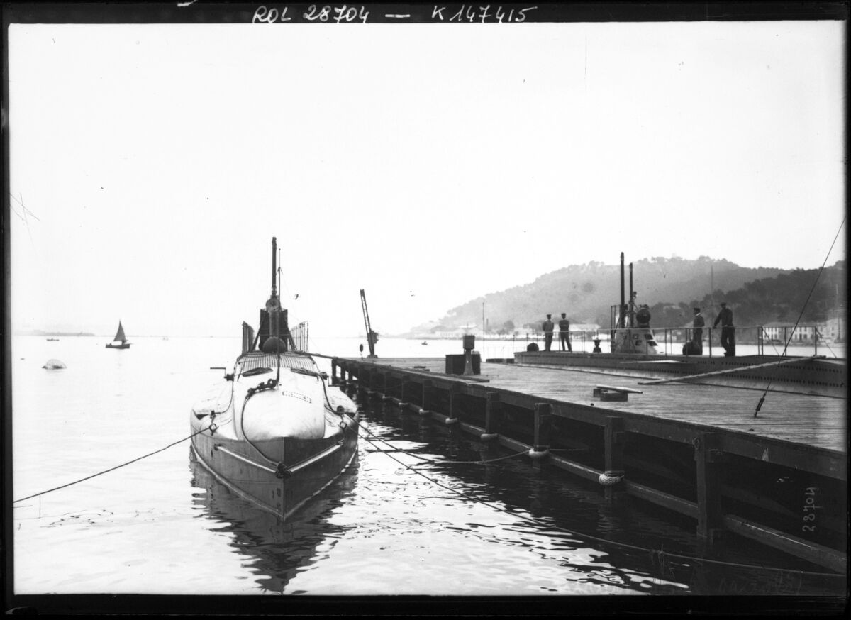 Palacios, sous-marin [dans le port de Toulon] : [photographie de presse] / [Agence Rol]