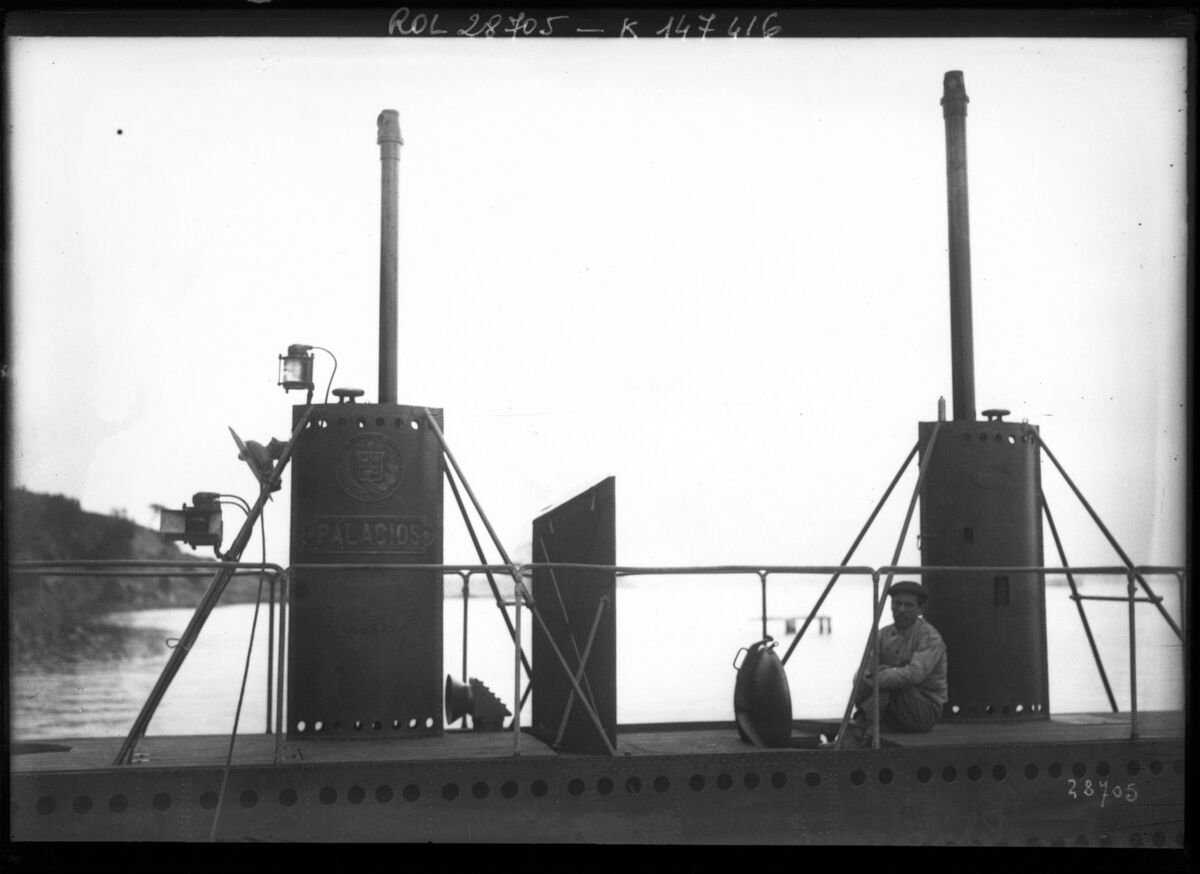 Toulon, Palacios [sous-marin dans le port] : [photographie de presse] / [Agence Rol]