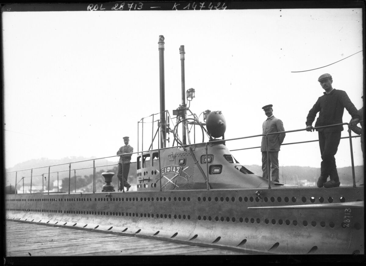 Sous-marin Xiphias [dans le port de Toulon] : [photographie de presse] / [Agence Rol]