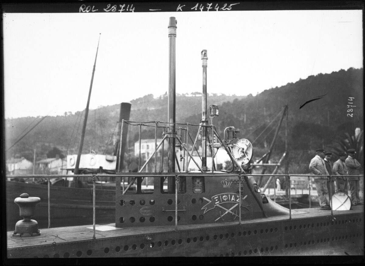 Sous-marin Xiphias [dans le port de Toulon] : [photographie de presse] / [Agence Rol]