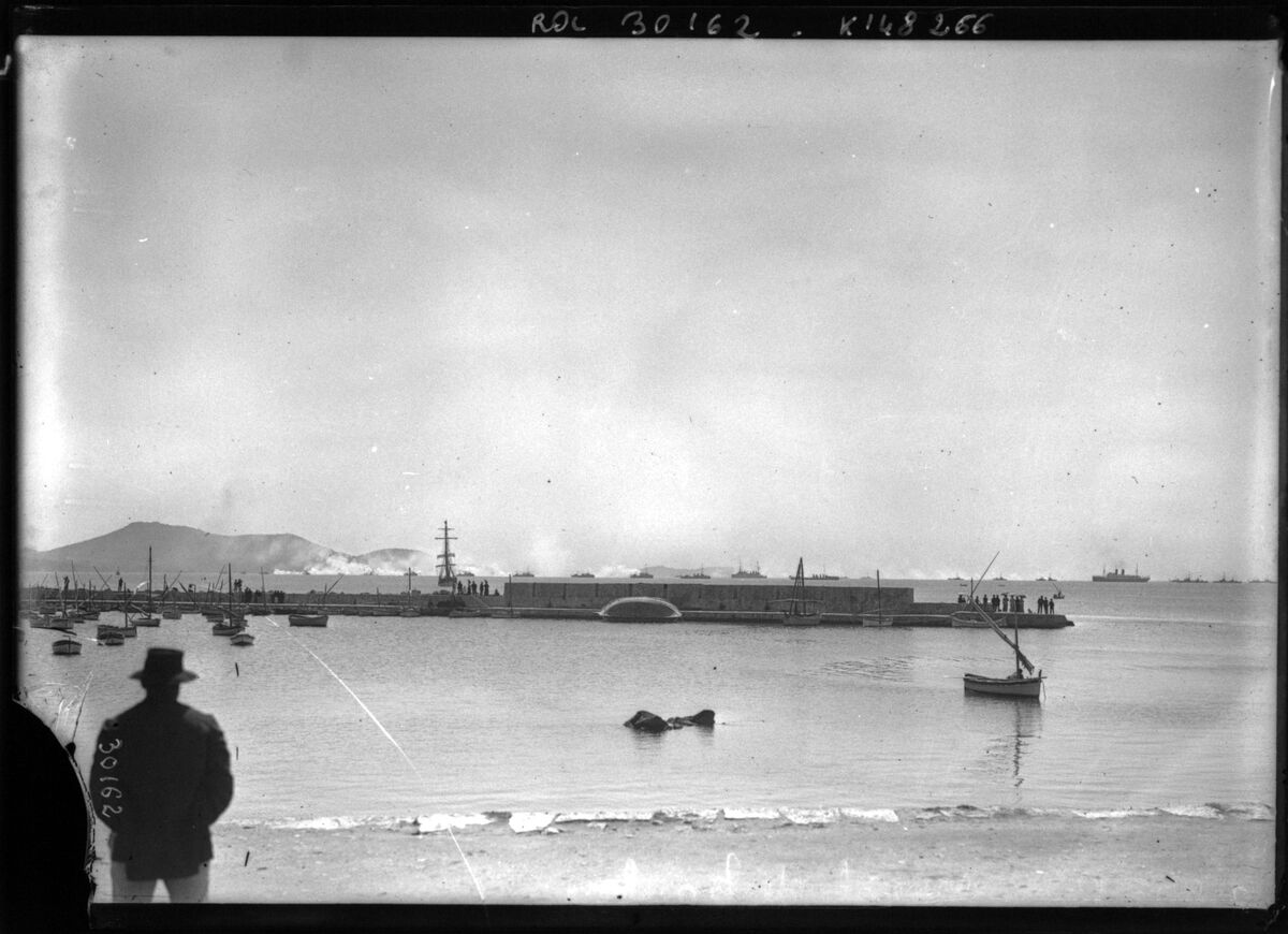7-6-13, revue navale de Toulon [vue de la grande jetée avec au loin les flotte de guerre] : [photographie de presse] / [Agence Rol]