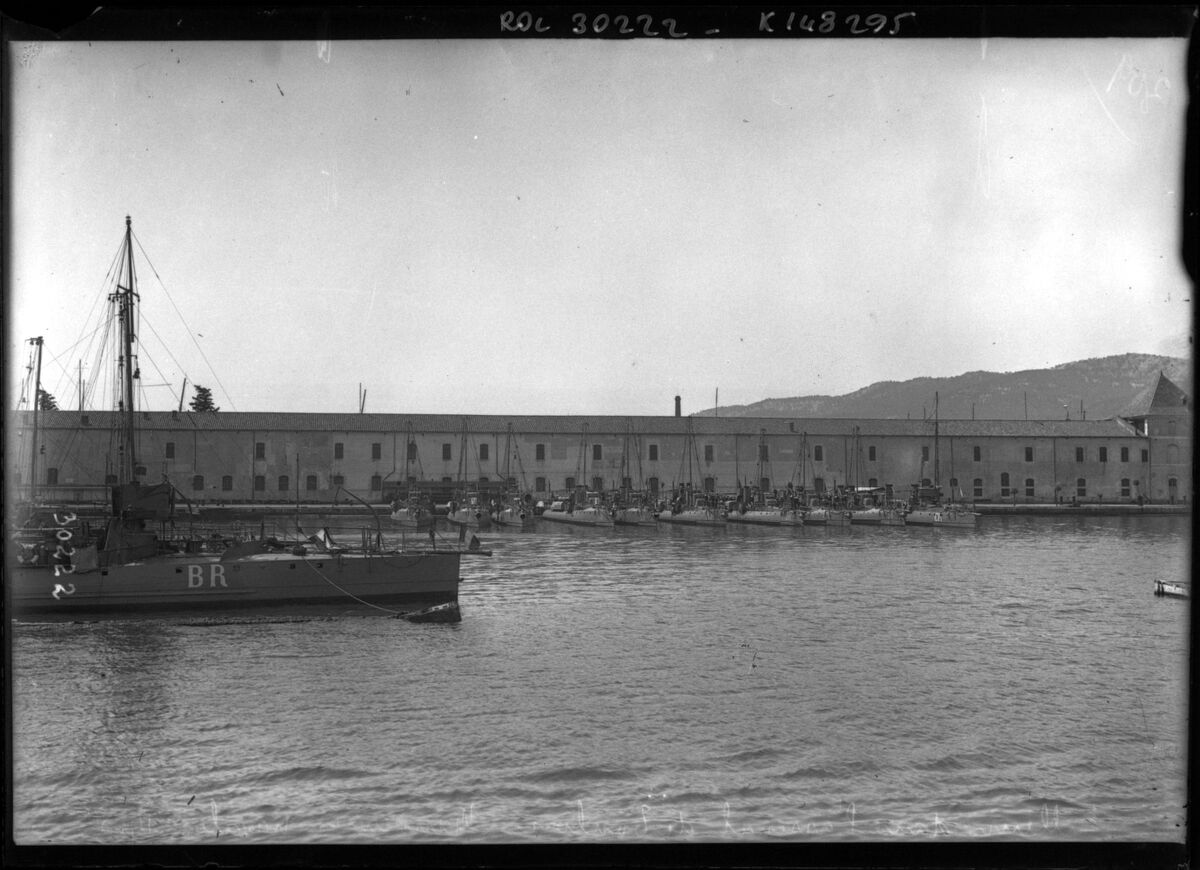 Manoeuvres navales 1913 à Toulon, torpilleurs dans l'arsenal de Toulon : [photographie de presse] / [Agence Rol]