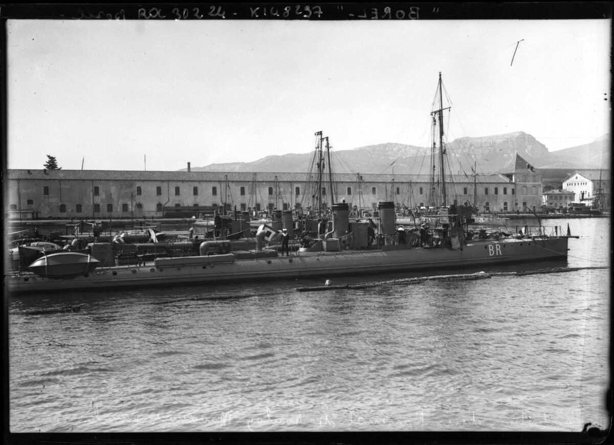 Manoeuvres navales 1913 à Toulon, torpilleurs dans l'arsenal de Toulon : [photographie de presse] / [Agence Rol]