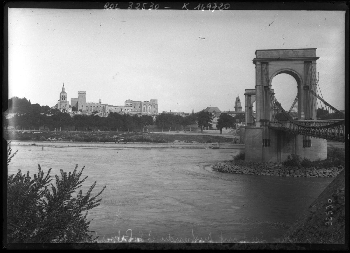 Avignon, le pont suspendu, au fond le palais des Papes : [photographie de presse] / [Agence Rol]