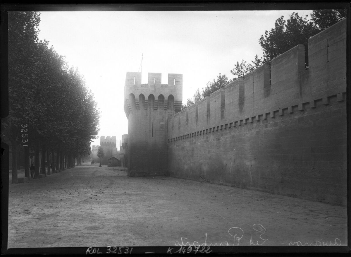 Avignon, les remparts : [photographie de presse] / [Agence Rol]