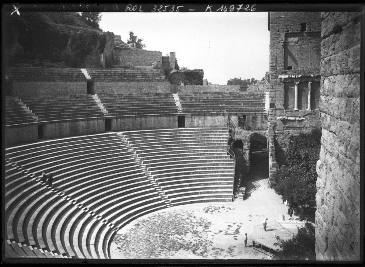 Orange, les arènes [l'amphithéâtre romain] : [photographie de presse] / [Agence Rol]