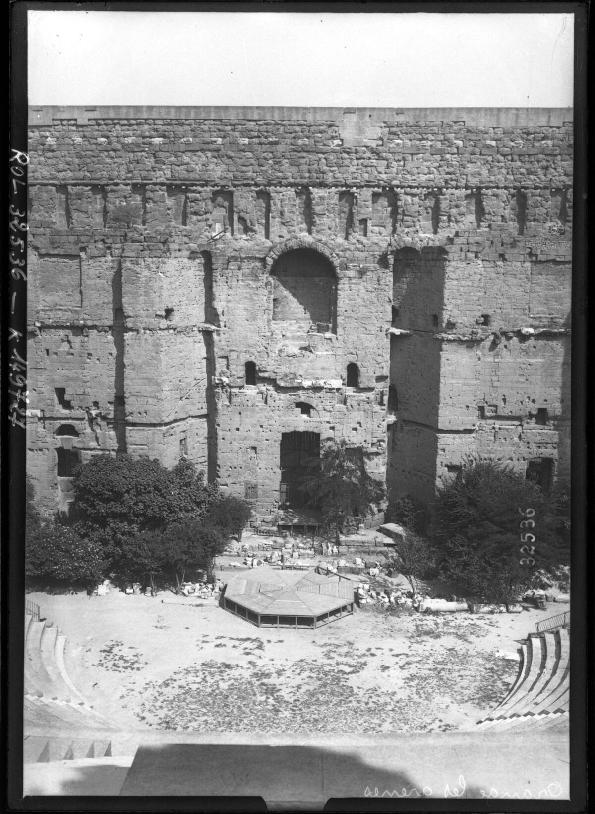 Orange, les arènes [l'amphithéâtre romain] : [photographie de presse] / [Agence Rol]