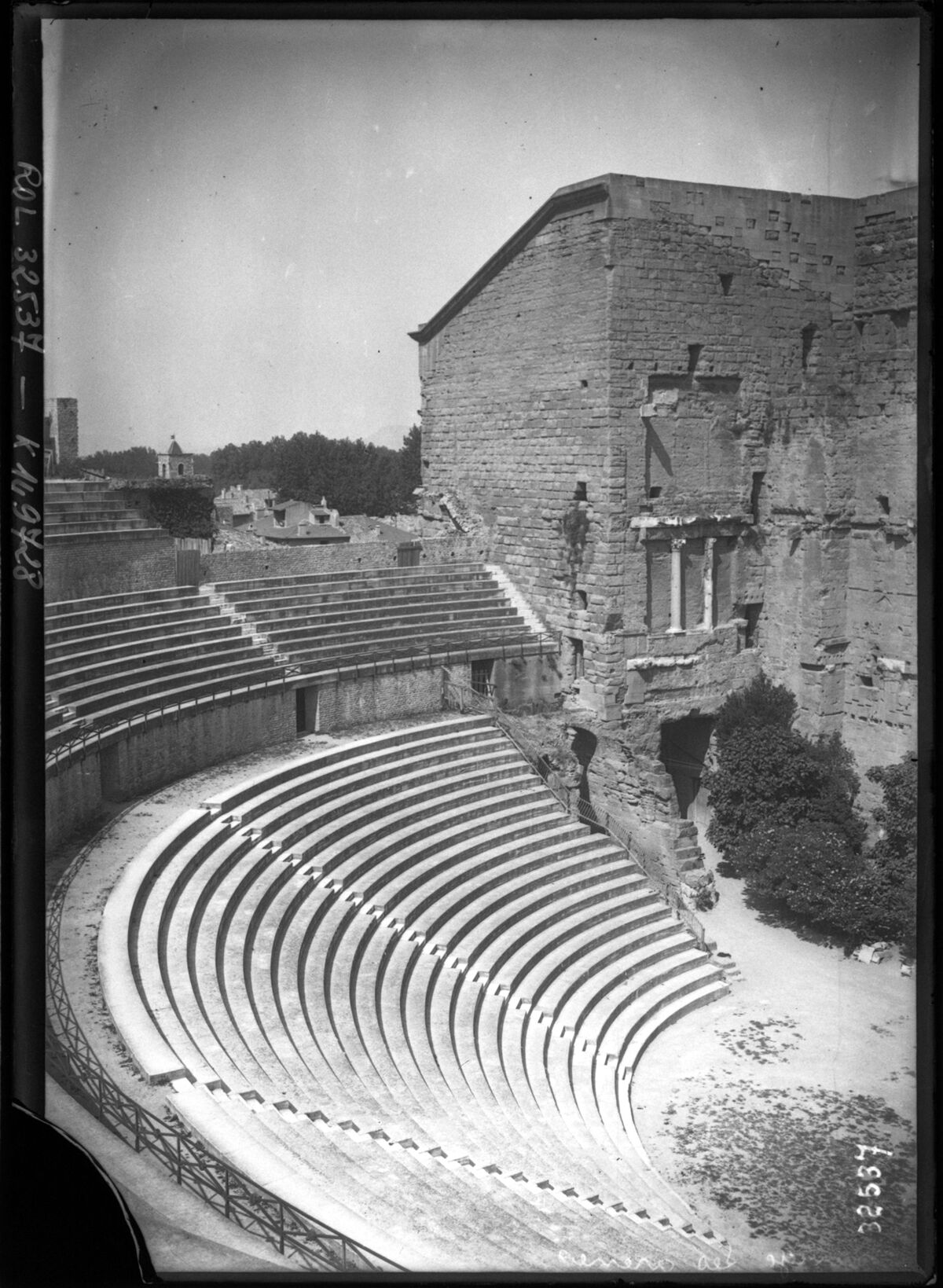 Orange, les arènes [l'amphithéâtre romain] : [photographie de presse] / [Agence Rol]