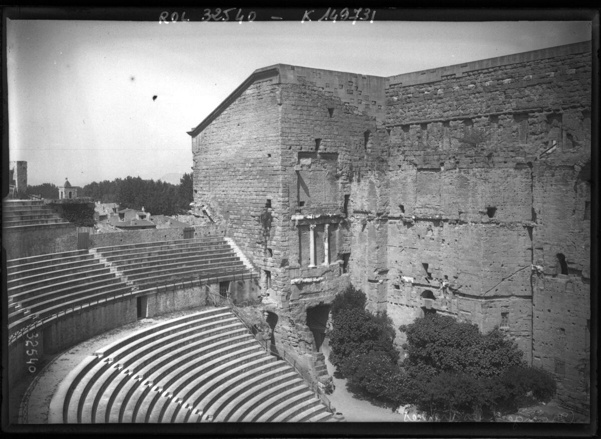 Orange, les arènes [l'amphithéâtre romain] : [photographie de presse] / [Agence Rol]