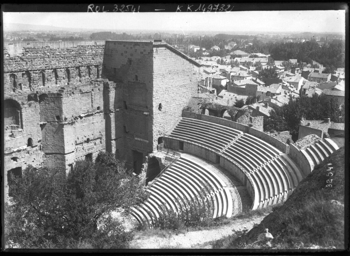 Orange, les arènes [l'amphithéâtre romain] : [photographie de presse] / [Agence Rol]