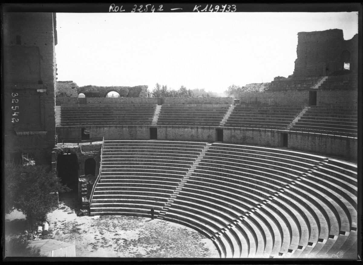 Orange, les arènes [l'amphithéâtre romain] : [photographie de presse] / [Agence Rol]