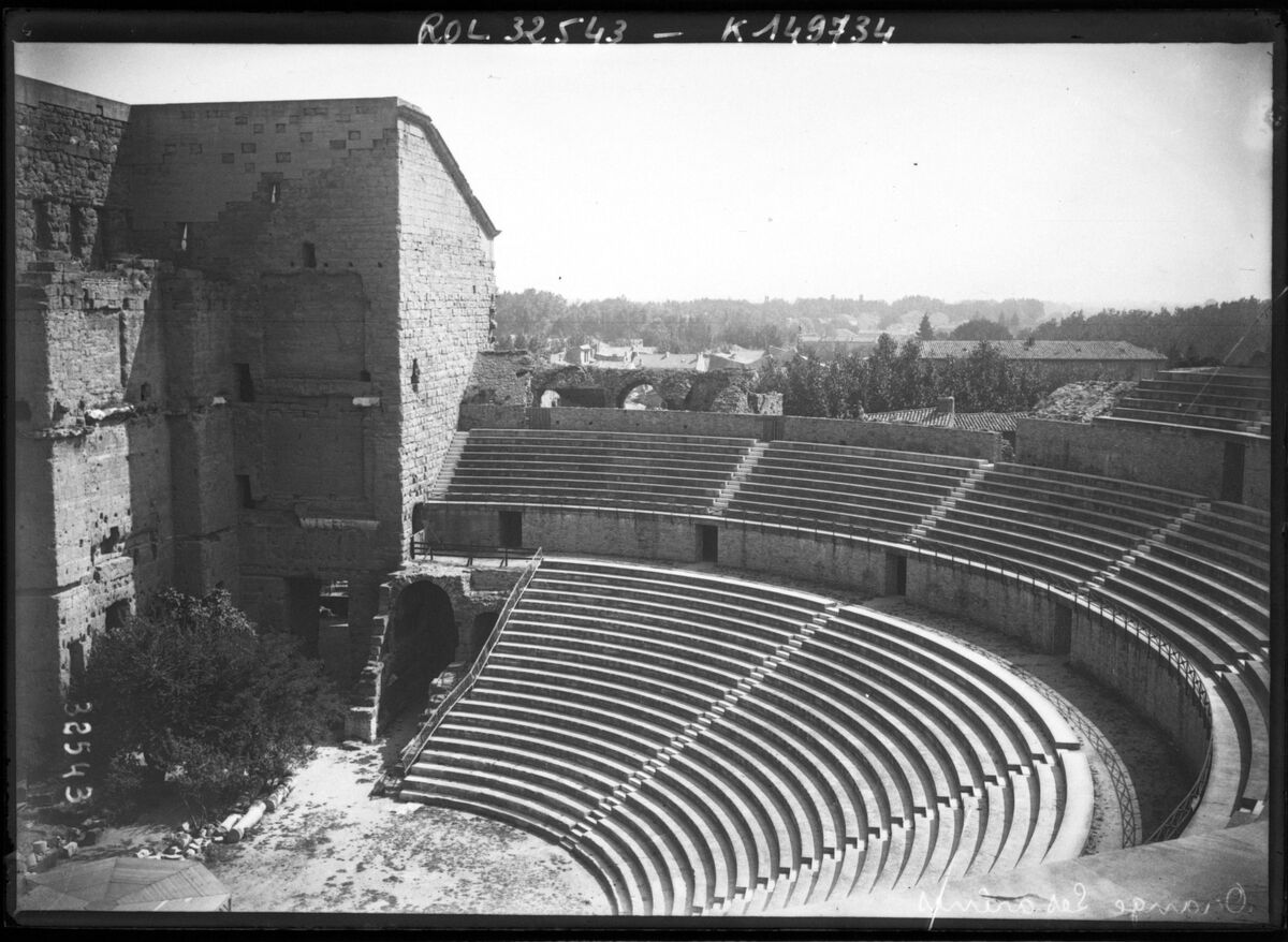 Orange, les arènes [l'amphithéâtre romain] : [photographie de presse] / [Agence Rol]