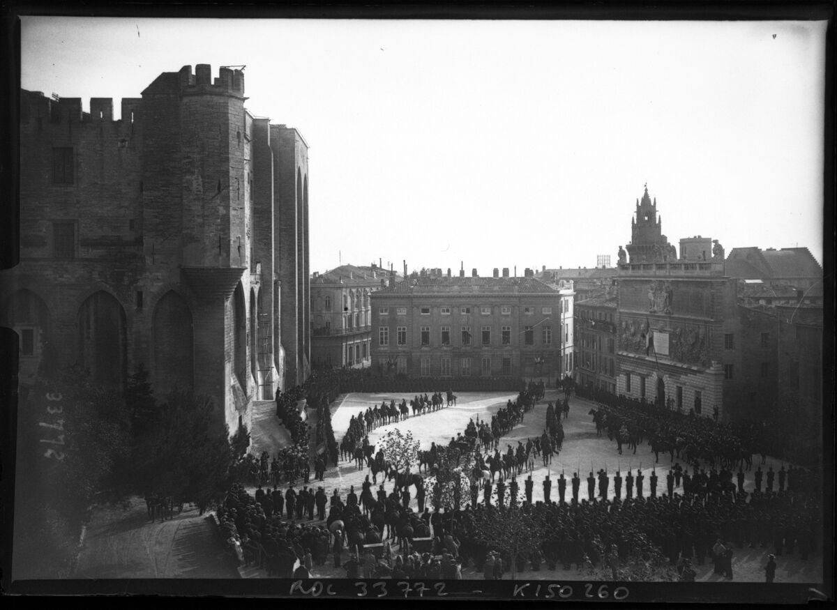 Le cortège présidentiel devant le palais des Papes : [photographie de presse] / [Agence Rol]