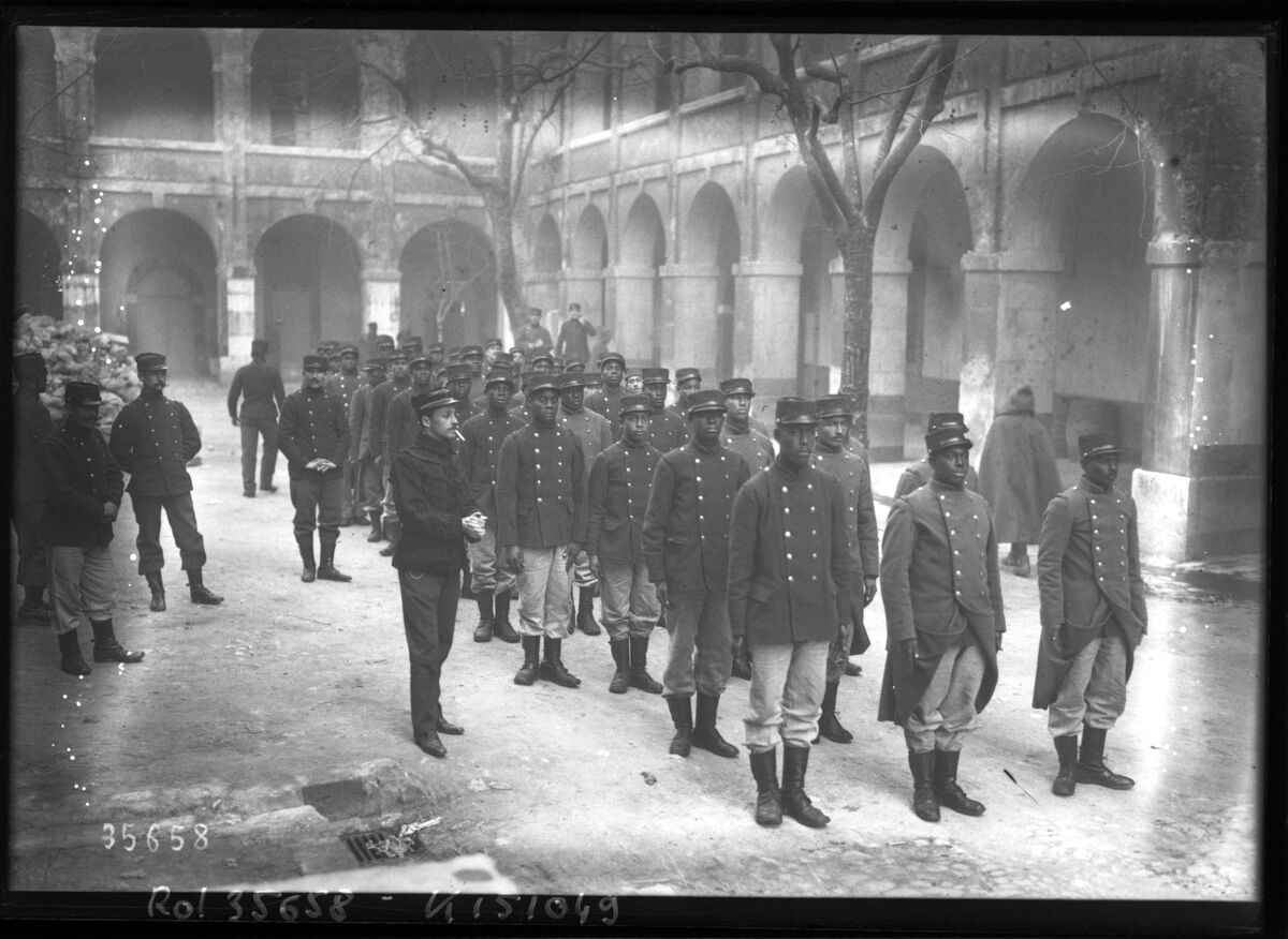 4-1-14, Marseille, troupes créoles [des soldats en rangs dans la cour d'une caserne] : [photographie de presse] / [Agence Rol]
