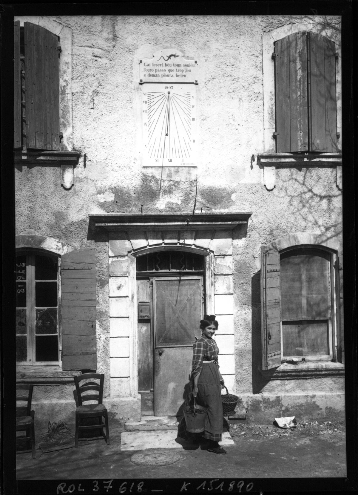 Porte d'entrée de la maison, de Mistral, au cadran : [photographie de presse] / [Agence Rol]