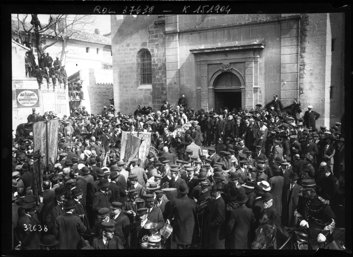 27-3-14, Maillane, obsèques de Mistral, sortie de l'église : [photographie de presse] / [Agence Rol]