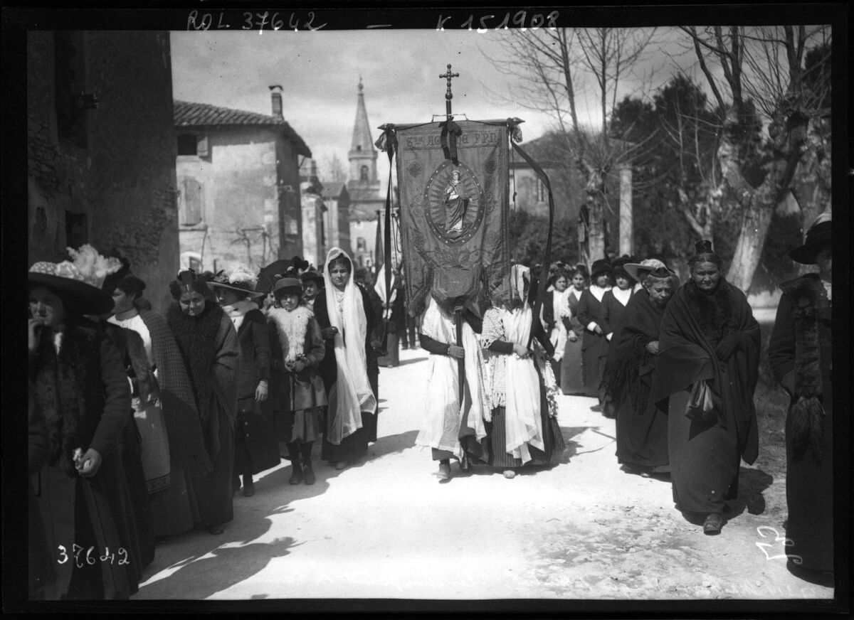 27-3-14, Maillane, obsèques de Mistral, arlésiennes portant des bannières : [photographie de presse] / [Agence Rol]